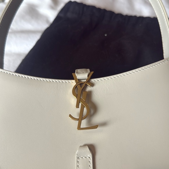 For Sydnee: YSL: MINI LE 5 À 7 IN SMOOTH LEATHER
BLANC VINTAGE - Picture 2 of 9